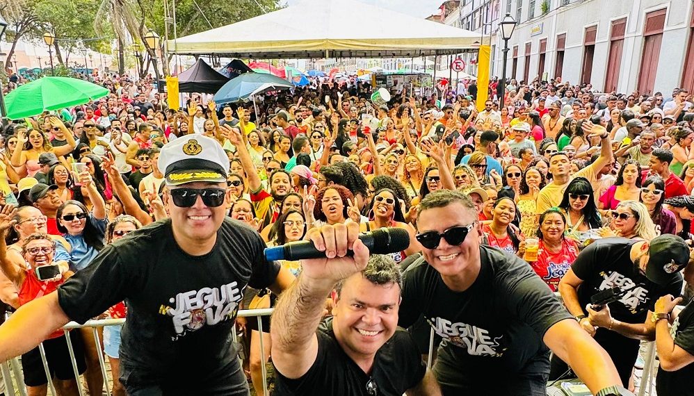 Jegue Folia na sua irreverência levando os foliões ao êxtase na praça João Lisboa lotada â Foto: Divulgação