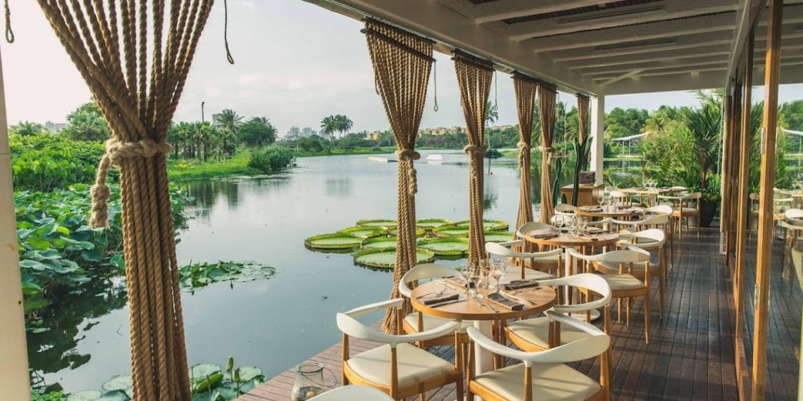 O complexo tornou-se um dos principais pontos do turismo fortalezense, oferecendo uma estrutura completa de restaurante, wake park, e extenso lounge ao ar livre - Foto: Divulgação