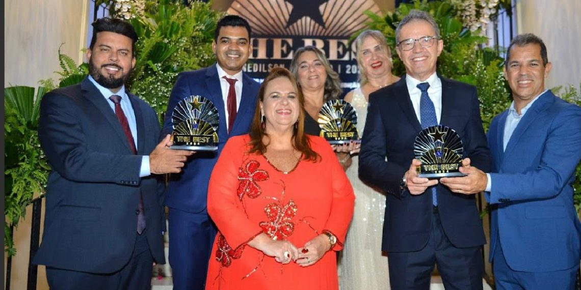 Danielle Vieira com clientes da InterMídia premiados no The Best: Werter Bandêira, da Villa do Vinho; Anderson Penha, do Grupo Potiguar; Simone Monteiro e Thalita Mandim, do Grupo Fribal; e Sérvio Túlio e Hubert Cardeal, da Equatorial Maranhão - Foto: Divulgação