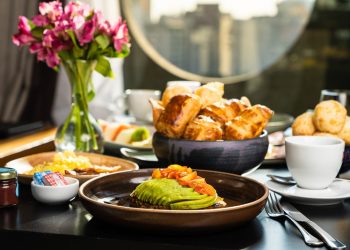 Um buffet com panificação artesanal, frios importados e opções veganas, hotel é spot perfeito para começar o dia de um jeito exclusivo - Foto: Divulgação