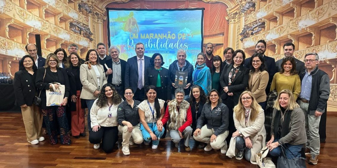 A secretÃ¡ria de Estado do Turismo, Socorro AraÃºjo, em meio a jornalistas, operadores, agentes de viagens e autoridades. No detalhe, painel retratando o Teatro Arthur Azevedo, em SÃ£o LuÃ­s - Foto: Gilson Mota