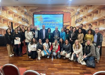 A secretária de Estado do Turismo, Socorro Araújo, em meio a jornalistas, operadores, agentes de viagens e autoridades. No detalhe, painel retratando o Teatro Arthur Azevedo, em São Luís - Foto: Gilson Mota