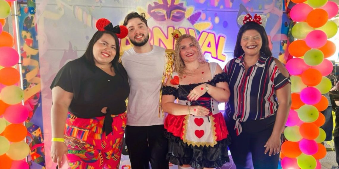 A Diretora da Cetfama Dra. Diana Ferreira entre colaboradores - Foto: Divulgação