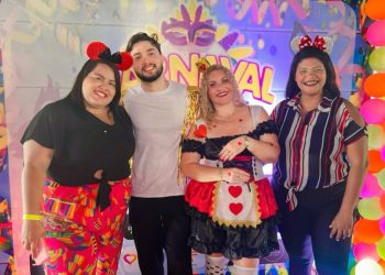 A Diretora da Cetfama Dra. Diana Ferreira entre colaboradores - Foto: Divulgação