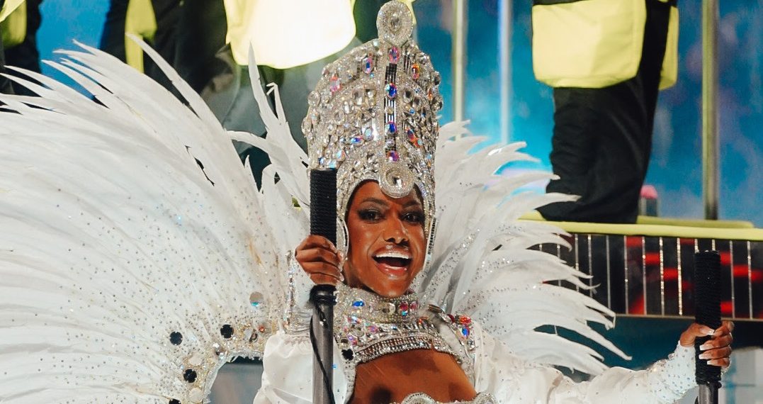 Tainá Sousa mostra desenvoltura, charme e toda sua beleza em um desfile da Mangueira marcado pelo luxo de suas fantasias - Foto: Wagner Rodrigues