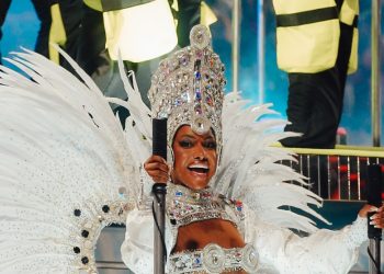 Tainá Sousa mostra desenvoltura, charme e toda sua beleza em um desfile da Mangueira marcado pelo luxo de suas fantasias - Foto: Wagner Rodrigues