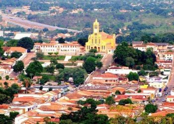 A cidade de Grajaú e o forte apelo para o turismo com seus balneários, cachoeiras e leito do Rio Grajaú. Uma vista da Cidade Alta, a Catedral de Nosso Senhor do Bonfim, o Seminário e a Praça Raimundo Simas - Foto: Reprodução
