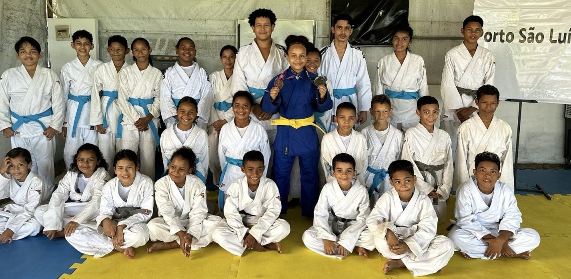 RKayara entre os colegas judocas, integrantes do projeto social “Farol de Campeões” criado pelo Porto São Luís para jovens das comunidades do Cajueiro e adjacências – Foto: Divulgação
