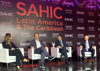 O CEO Emilio Izquierdo (ao centro) em participação no painel "Turismo Regenerativo e Hospitalidade Experiencial: O Futuro das Viagens Holísticas" - Foto: Divulgação