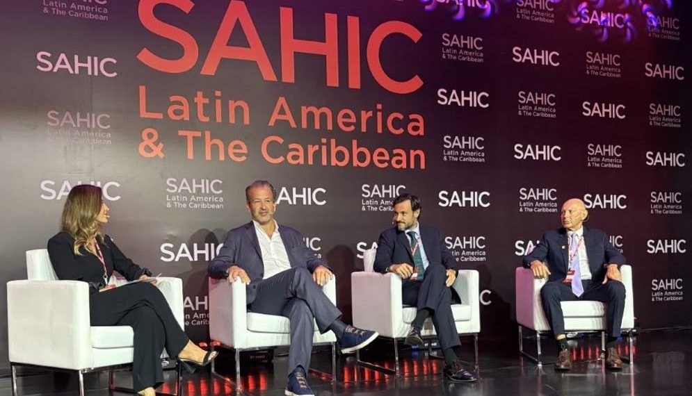 O CEO Emilio Izquierdo (ao centro) em participação no painel "Turismo Regenerativo e Hospitalidade Experiencial: O Futuro das Viagens Holísticas" - Foto: Divulgação