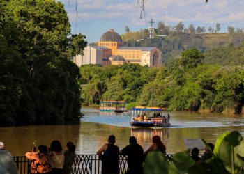 Embarcações descem o Rio Paraíba do Sul, partindo do Porto Itaguaçu em direção ao local exato onde encontraram a imagem de Nossa Senhora Aparecida há mais de 300 anos – Foto: Divulgação
