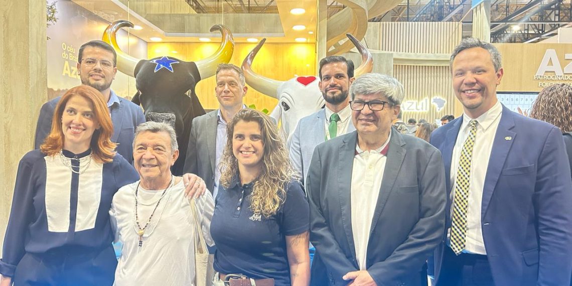 O anúncio foi feito durante a participação da companhia na WTM Latin America 2025. O evento contou com a presença de autoridades, entre elas Bruno Reis, diretor de Marketing Internacional, Negócios e Sustentabilidade da Embratur; Ian Ribeiro, presidente da Empresa de Turismo (Amazonastur); Diego Mascarenhas, vice-presidente do Caprichoso; Fred Goes, presidente do Garantido, além de André Guimarães, da produtora Maná Produções, que é responsável pelo evento - Foto: Divulgação