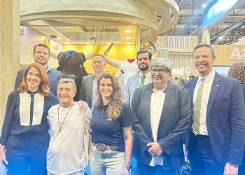 O anúncio foi feito durante a participação da companhia na WTM Latin America 2025. O evento contou com a presença de autoridades, entre elas Bruno Reis, diretor de Marketing Internacional, Negócios e Sustentabilidade da Embratur; Ian Ribeiro, presidente da Empresa de Turismo (Amazonastur); Diego Mascarenhas, vice-presidente do Caprichoso; Fred Goes, presidente do Garantido, além de André Guimarães, da produtora Maná Produções, que é responsável pelo evento - Foto: Divulgação