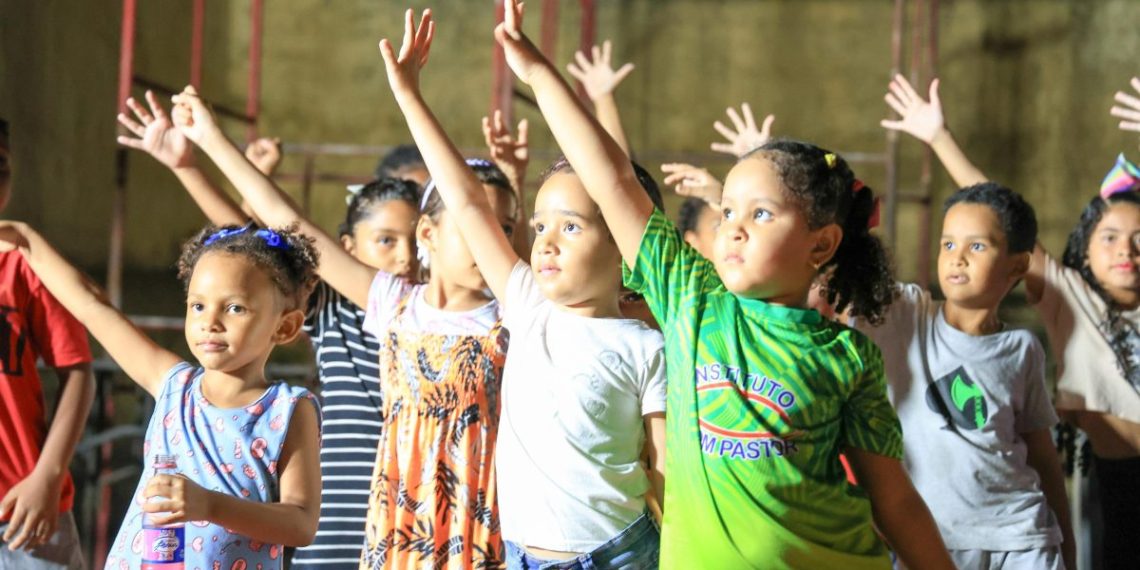O Grupo Grita ensaia as crianças para participarem do grandioso espetáculo da Via-Sacra – Foto: Divulgação