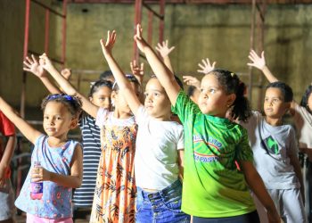 O Grupo Grita ensaia as crianças para participarem do grandioso espetáculo da Via-Sacra – Foto: Divulgação