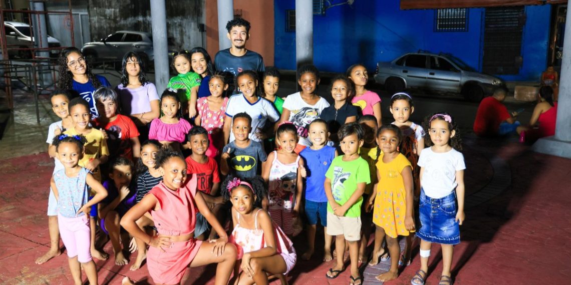 Crianças e adolescentes participam com frequência de cursos e oficinas no Teatro Itapicuraíba – Foto: Divulgação