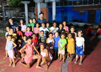 Crianças e adolescentes participam com frequência de cursos e oficinas no Teatro Itapicuraíba – Foto: Divulgação