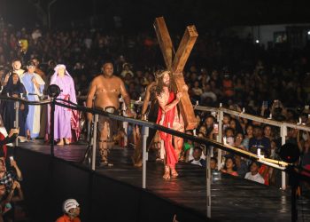 Sob a ameaça de chicotadas dos carrascos, carregando a Cruz rumo ao Monte do Calvário (Praça da Ressurreição) – Foto: Gilson Ferreira