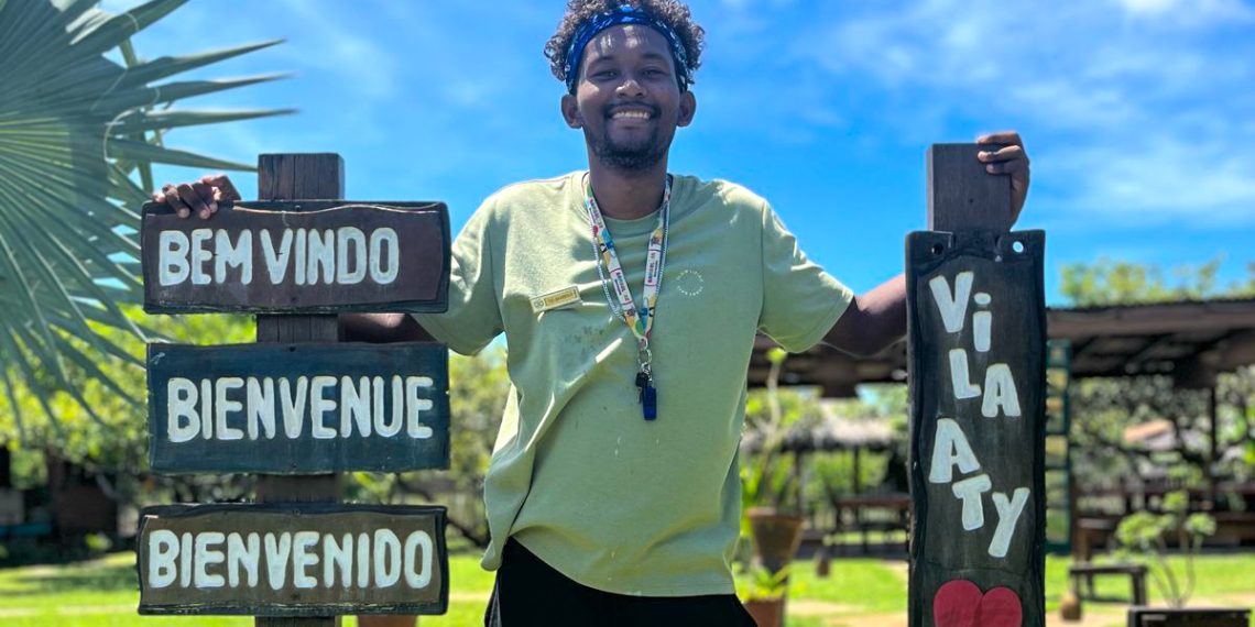 Após passagem por resort de grande porte em Florianópolis, o recreador Douglas Sousa passa a integrar a equipe do hotel Vila Aty, em Atins – Foto: Divulgação
