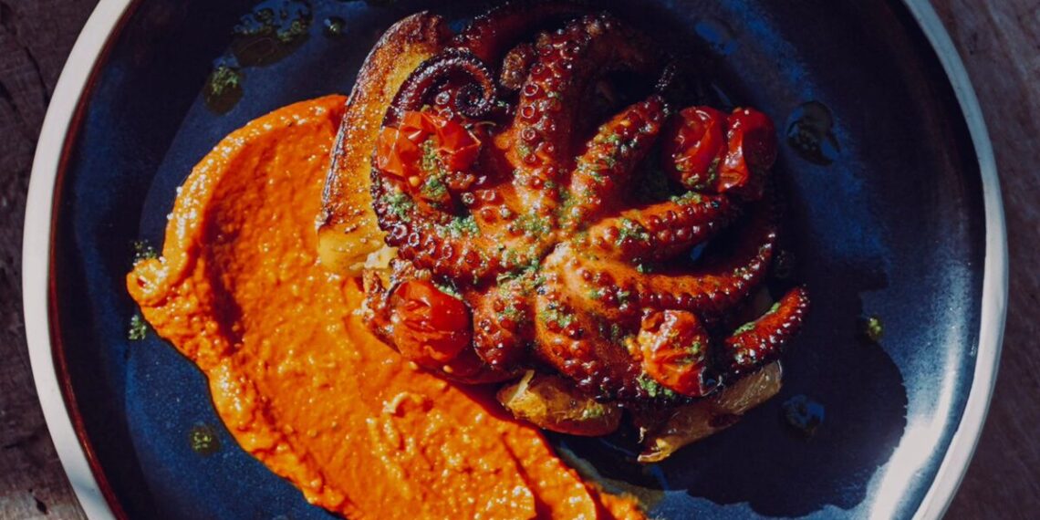 Um dos pratos mais queridos pelos clientes, o polvo grelhado com molho romesco continua integrando o menu do restaurante - Foto: Divulgação