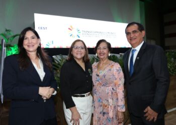 A Reitora do CEST Dra. Maria da Conceição Melo Rolim com representantes da APAE de São Luís, a gestora Christiane Diniz e o Presidente Arionildes Silva e Silva e o Conselheiro Vanderlaan Rolim - Foto: Divulgação