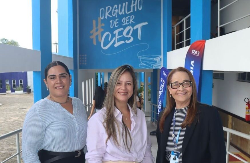 A premiada docente do Curso de Nutrição do CES, Profa. Dra. Thalita de Albuquerque Véras Câmara com a aluna Marla Dias de Carvalho e a Profa. Tereza Medeiros, Coord. do Curso de Nutrição do CEST – Foto: Divulgação