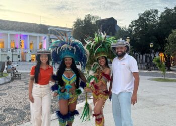 Colaboradores da Operadora Maxx já em clima de São João; com as lindas índias do Boi de Itapari, que conta com apoio cultural da empresa - Foto: Divulgação