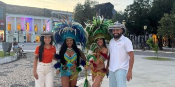 Colaboradores da Operadora Maxx já em clima de São João; com as lindas índias do Boi de Itapari, que conta com apoio cultural da empresa - Foto: Divulgação