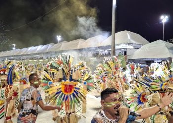 Uma tradição que ganhou as ruas e passarelas da cidade de São Luís. No detalhe, a força e gana dos componentes nos desfiles dos blocos tradicionais – Foto: Gutemberg Bogéa