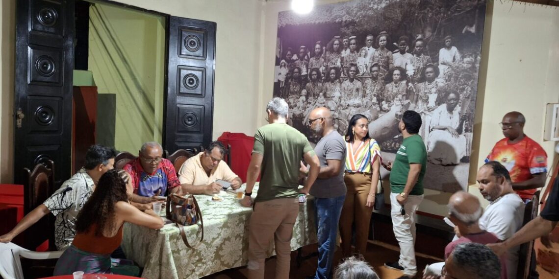 Os exemplares foram autografados por Euzébio Pinto e Henrique Borralho num espaço alteroso da Casa das Minas – Foto: Divulgação