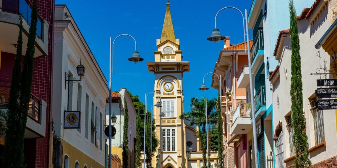 Caminhar pelas construções do Centro de Socorro é uma oportunidade imperdível de passeio cultural. No detalhe, a Igreja Matriz de Nossa Senhora do Perpétuo Socorro, uma referência histórica – Foto: Divulgação