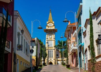 Caminhar pelas construções do Centro de Socorro é uma oportunidade imperdível de passeio cultural. No detalhe, a Igreja Matriz de Nossa Senhora do Perpétuo Socorro, uma referência histórica – Foto: Divulgação
