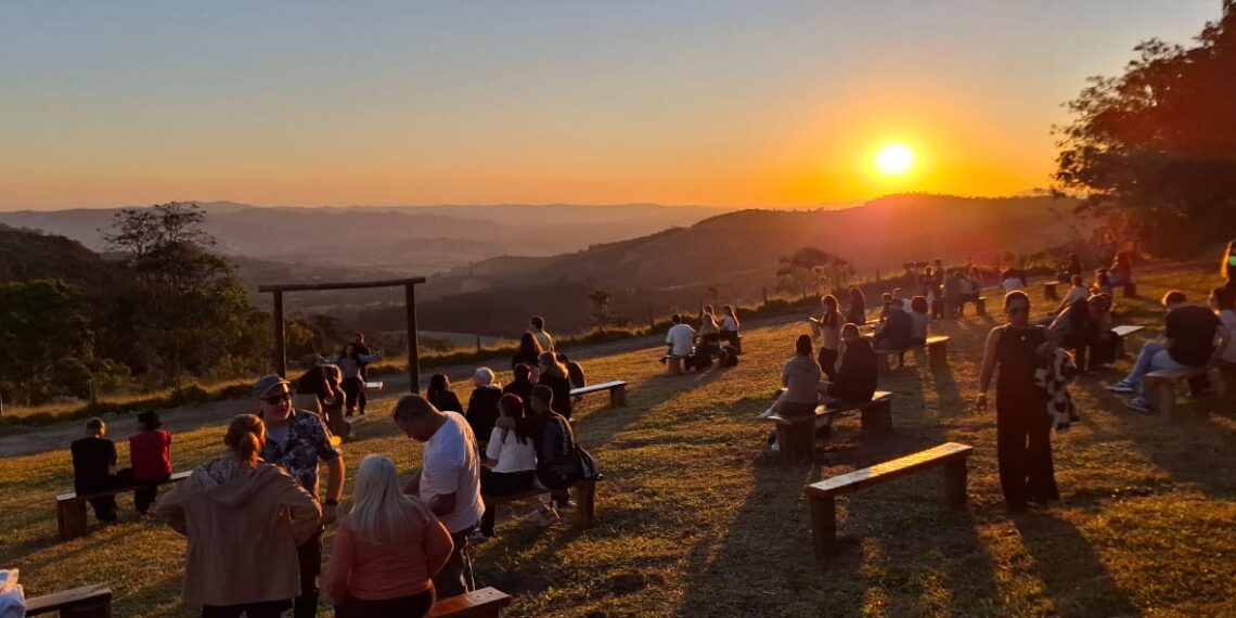 Jornalistas conheceram os encantos da cidade de Socorro, assistindo um dos mais belos põr do sol na Colina Parque dos Sonhos - Foto: Gutemberg Bogéa