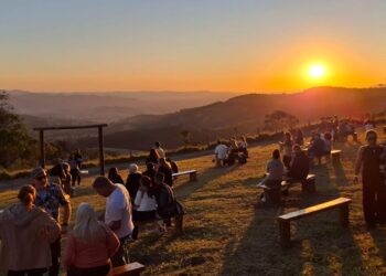 Jornalistas conheceram os encantos da cidade de Socorro, assistindo um dos mais belos põr do sol na Colina Parque dos Sonhos - Foto: Gutemberg Bogéa