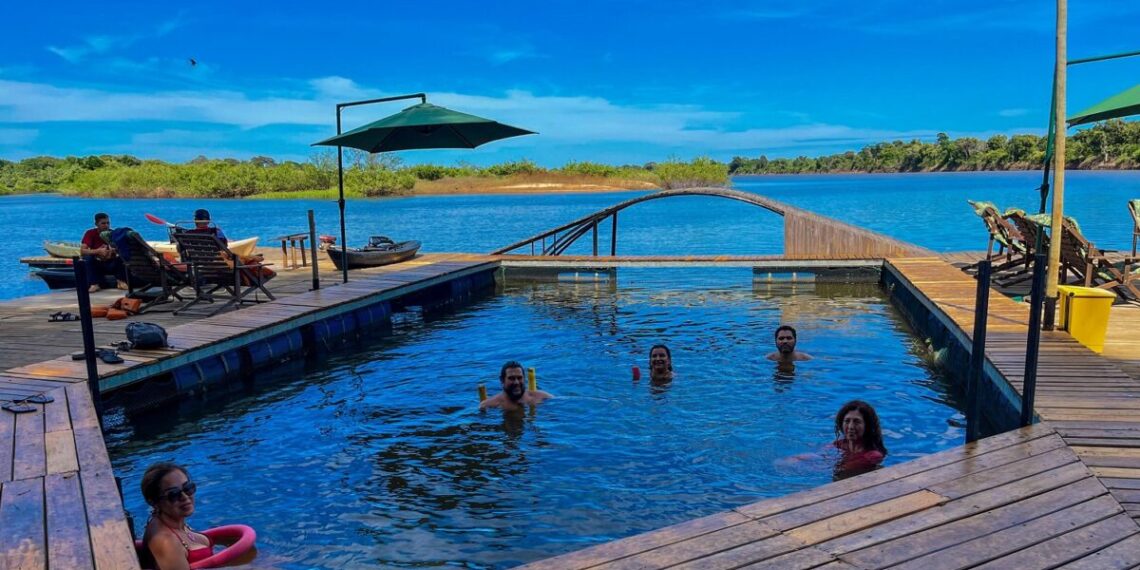 Piscina natural junto ao deck permite aos hóspedes relaxar e se refrescar em meio à paisagem do Rio do Coco – Foto: Penaforte Dias