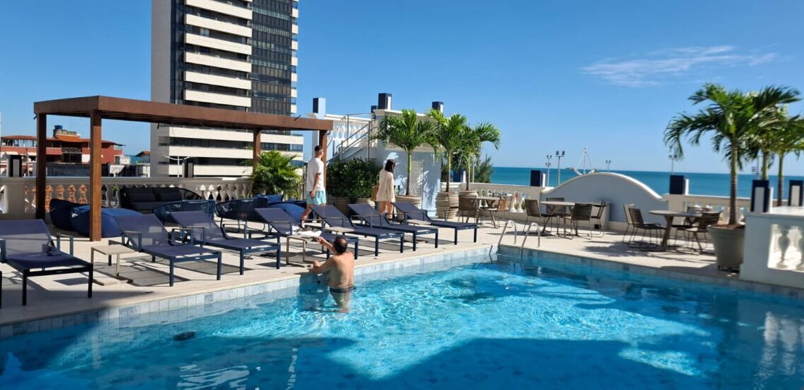 Com uma vista deslumbrante da Praia de Iracema, o Hotel Sonata se destaca pelas suas ações sustentáveis e difusão das obras artísticas cearenses - Foto: Gutemberg Bogéa