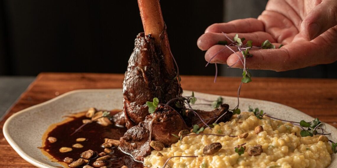Stingo Di Cordeiro - Polenta rústica cremosa, gorgonzola dolce serra das antas, farofa de amêndoas - Foto: Divulgação