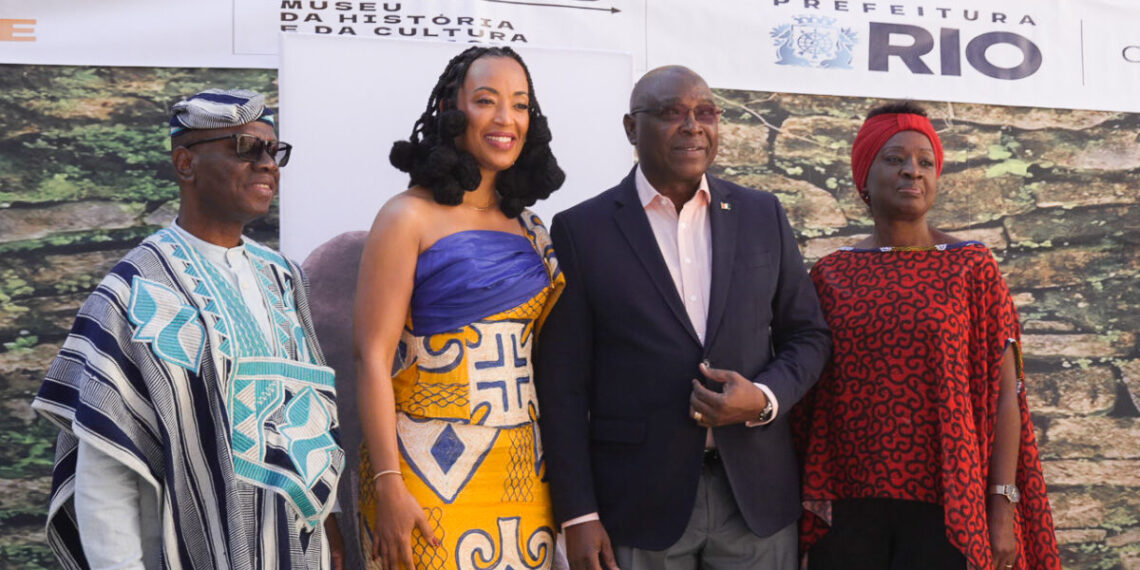 Senhor Ko Zehé, Ministro Conselheiro da Embaixada; Jennifer Curcio, Diretora de Turismo e Lazer da Costa do Marfim no Brasil; Diamouténé Alassane Zié, Excelentíssimo Senhor Embaixador da Costa do Marfim; e Bibatta Quattara Diamounténé, sua esposa - Foto: Divulgação