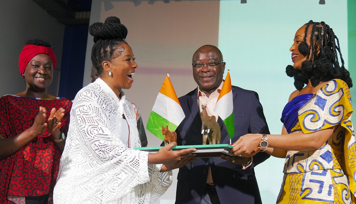 Sinara Rubia, Diretora do Muhcab, recebe presente da Embaixada da Costa do Marfim, pelas mãos do Excelentíssimo Senhor Embaixador da Costa do Marfim, Diamouténé Alassane Zié (Acompanhado de sua esposa Bibatta Quattara Diamounténé,); e da Diretora de Turismo da Costa do Marfim no Brasil, Jennifer Curcio – Foto: Divulgação