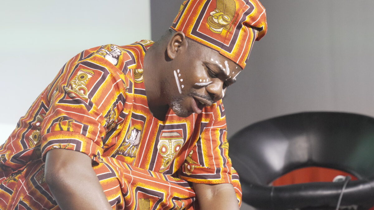 Loua Pacôm Oulai, musicista e artista marfinense, faz uma reverência aos ancestrais, durante a cerimônia de abertura pedindo paz ao mundo – Foto: Divulgação