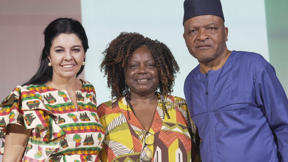 Dida Nascimento, dona do Dida Bar (Ao centro), foi recebida no palco por Márcia Santos, Relações Públicas da Costa do Marfim no Brasil; e Noel Hubert Mekan, CEO do Grupo Oasis (Ambos cerimonialistas) – Foto: Divulgação