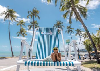 A Cadeira Gigante em Ponta Verde, uma atração divertida na cidade de Maceió - Foto: Divulgação