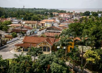 Uma vista área da natureza abraçando cada detalhe da história dessa ilha paraense - Foto: João Ramid
