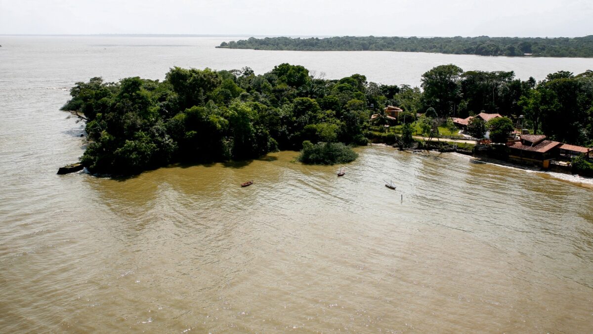 Pequenas ilhas habitadas que servem de cenários nos passeios turísticos da ilha fluvial - Foto: João Ramid