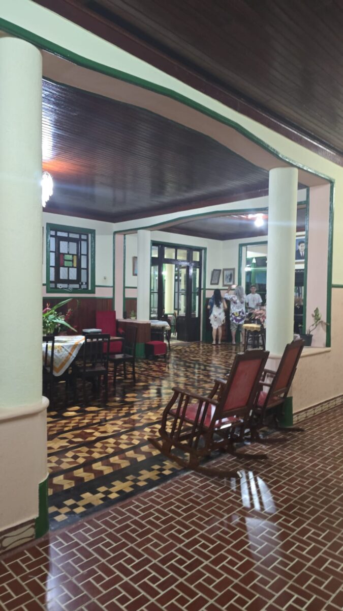 Os ricos detalhes históricos nos objetos e na arquitetura interna do Hotel Farol - Foto: Penaforte Dias