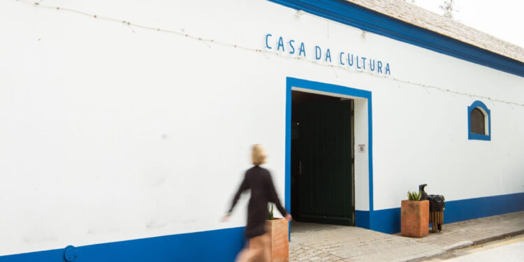 Fachada Casa da Cultura - Foto: Louie Thain