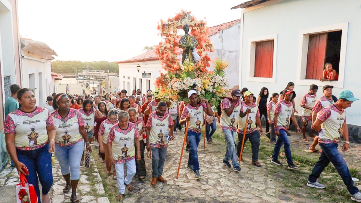 Procissão de São Benedito durante subida da Ladeira do Jacaré. No detalhe, o cais da cidade de Alcântara – Foto: Murilo Santos