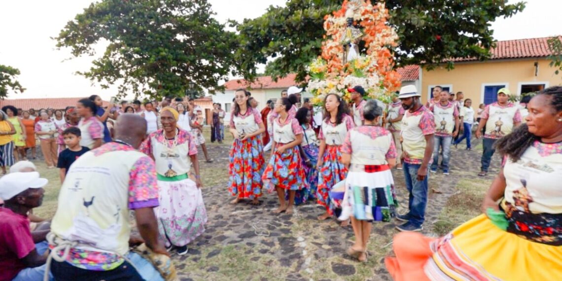 Durante a procissão, em cada parada em frente às igrejas, acontece o toque do tambor – Foto: Murilo Santos