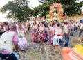 Durante a procissão, em cada parada em frente às igrejas, acontece o toque do tambor – Foto: Murilo Santos