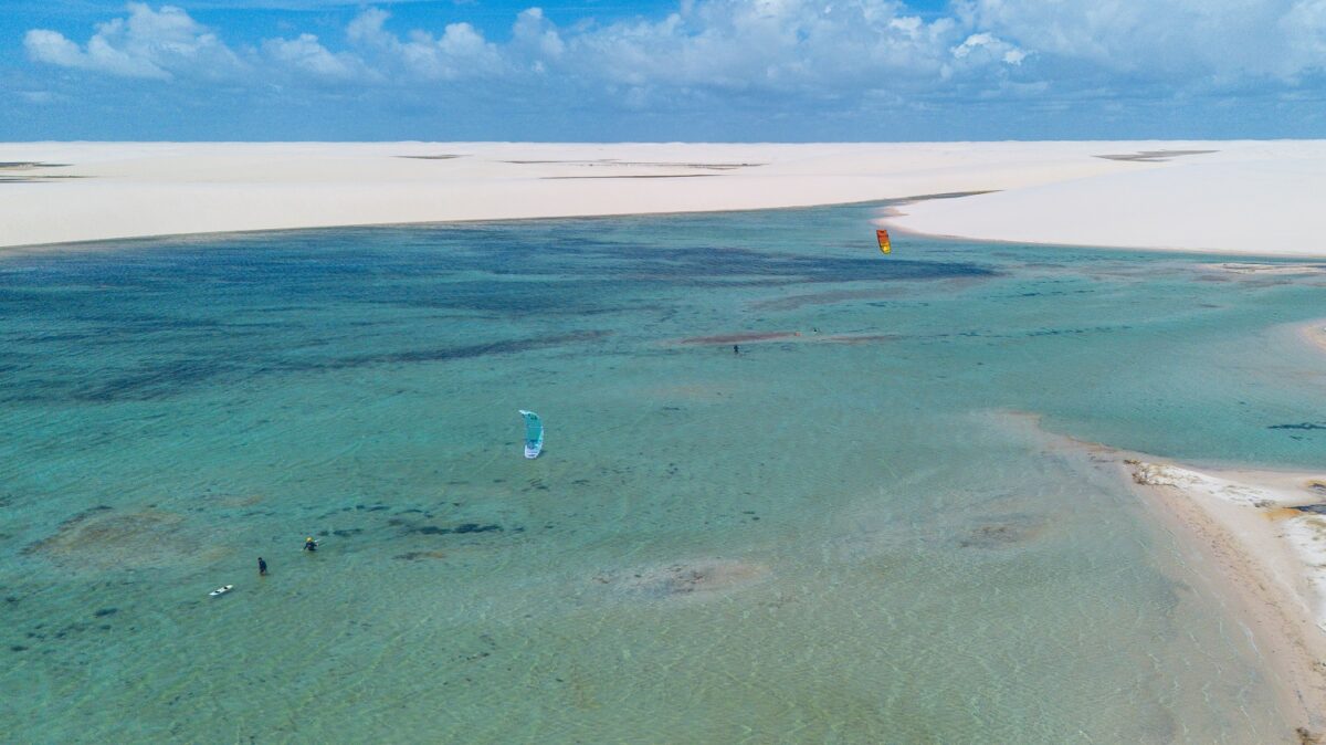 Kitesurfistas podem velejar em lagoas dos Lençóis voltadas à prática do esporte - Foto: Caio Florentino